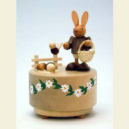 Spieldose Osterhase am Zaun natur  -  d 9,5cm